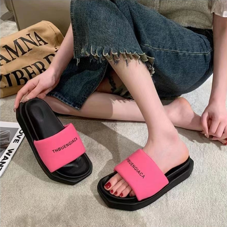 2025 Luxury Design Sandals Slippers New Sandals Fashion Summer Hot Selling Flat Bottom Embroidered Pattern Letter Non slip Sandals1 Size 35-40
