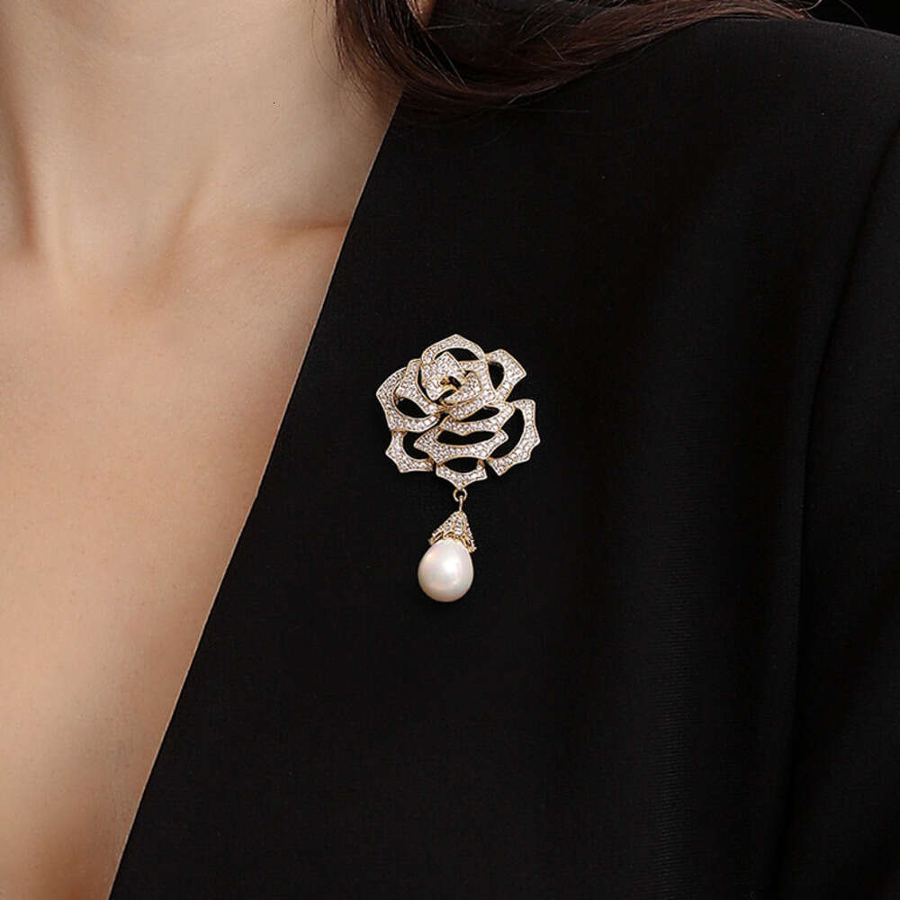 The story of the rose brooch, flower brooch, light luxury and high-end feel, pin, high-end women's accessory