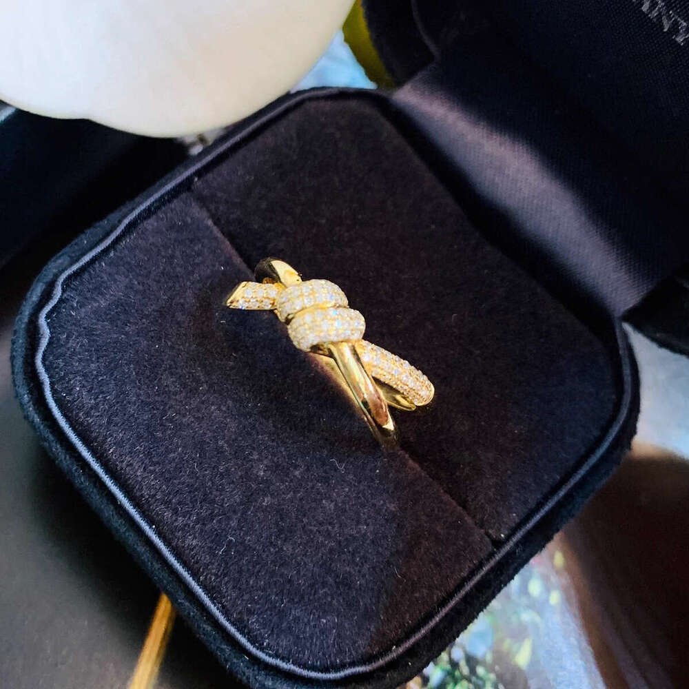 An InS-style knot ring with exquisite pretzels that don't look the same as others, a gentle and elegant commuter girl