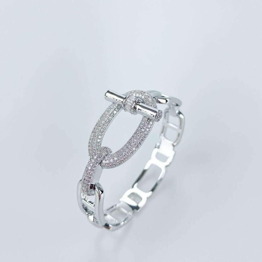 The horizontal bar ot heavy industry exaggerated diamond-encrusted and decorated, hollowed-out cross-opening bracelet for women