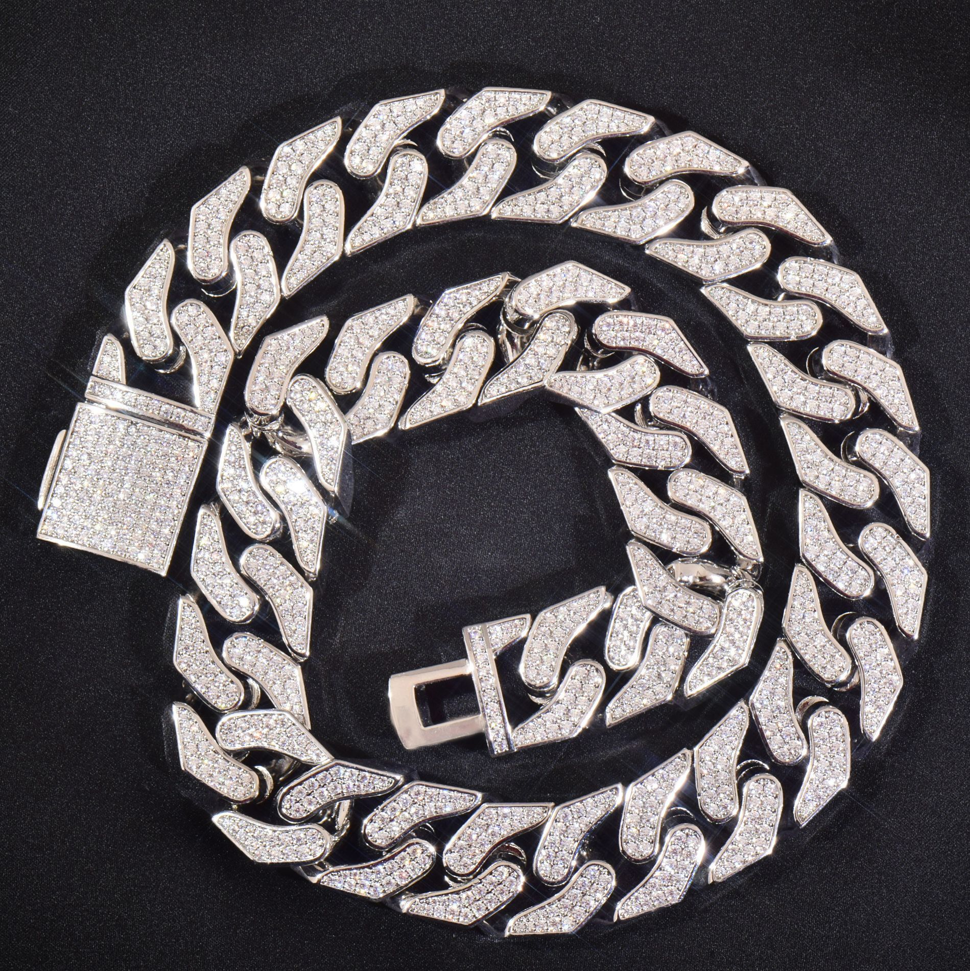 16mm Luxury VVS Moissanite Iced Out Hip Hop Bent Cuban Chain Creative Best Seller High-Fashion Statement Necklace Passes the Diamond Tester