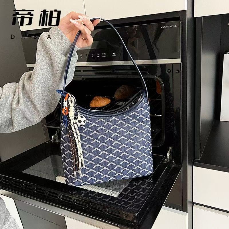Designer bag shoulder bag tote bag luxurious and fashionable new style small cowhide vegetable basket handbag travel shopping bag large capacity versa