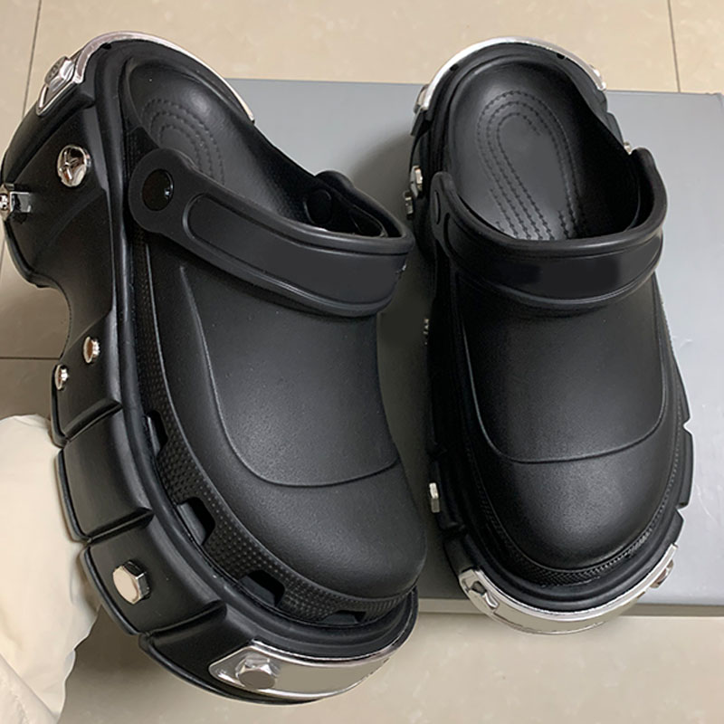 Womens Hardcrocs Mule in Black Mens Designer Fashion Thick Bottom Sandals Unique Round Nail Decoration 110mm Platform Street Trend Personality Mules