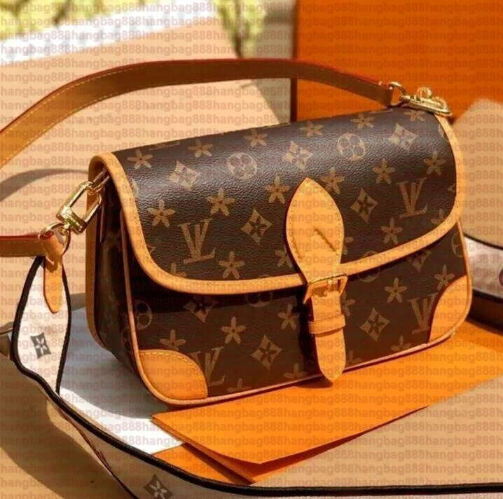 Designer Bags Shoulder Bag Leather Old Flower Handbag Baguette Canvas Wide Strap Embroidery Design Embossed Letters Stylish Buckle Closure Outdoors Bag Aa18