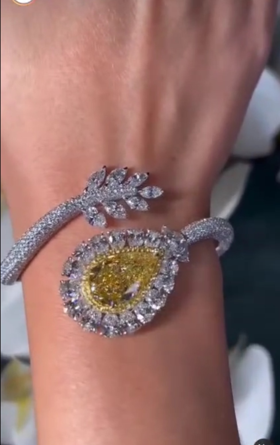 2025 Rulalei Handmade Sparkling Luxury Jewelry 18K White Gold Fill Pear Cut Yellow 5A Cubic Zircon CZ Diamond Gemstones Party Women Weding Open Bangle