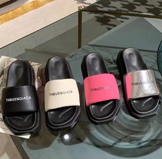 2025 Luxury Design Sandals Slippers New Sandals Fashion Summer Hot Selling Flat Bottom Embroidered Pattern Letter Non slip Sandals Size 35-40