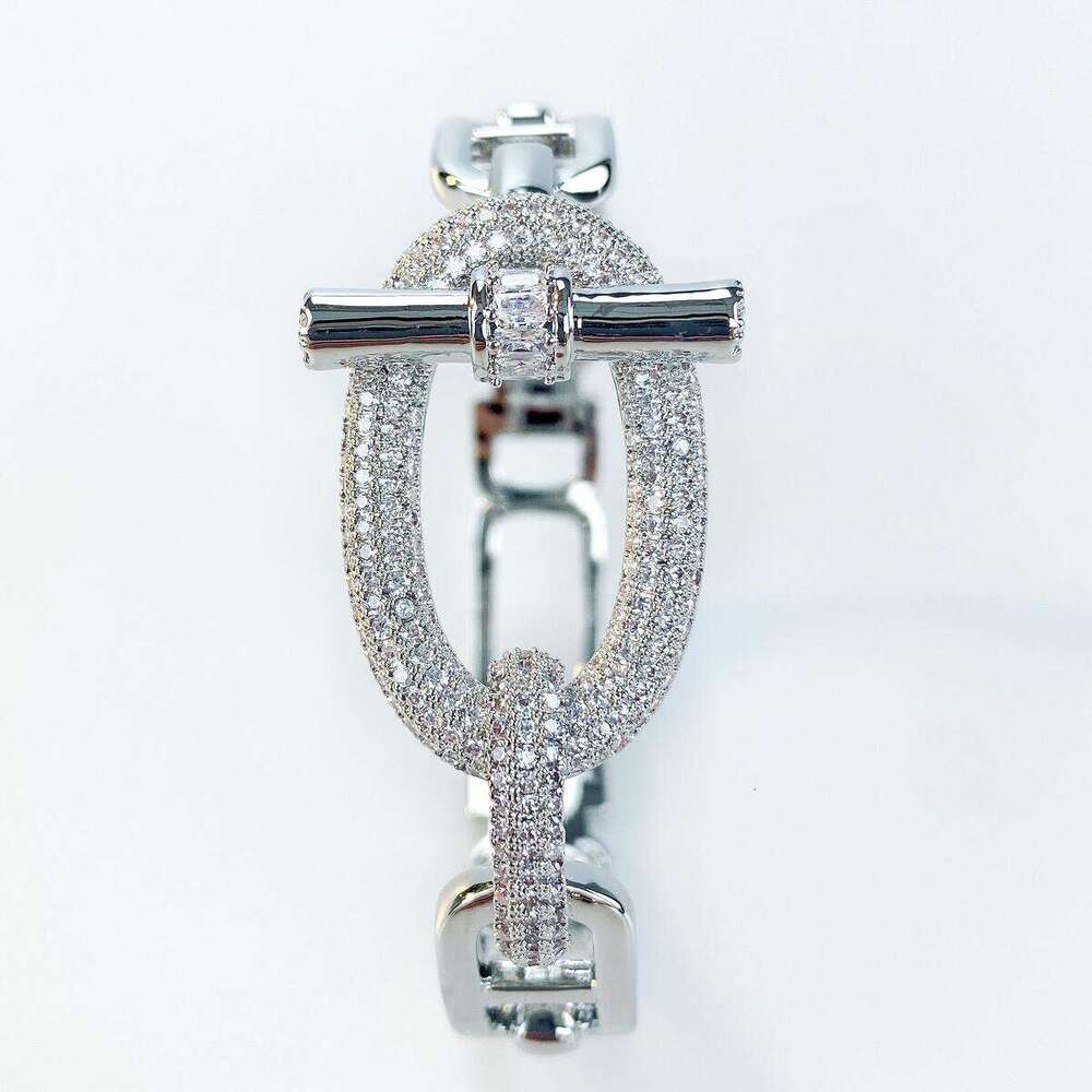 The horizontal bar ot heavy industry exaggerated diamond-encrusted and decorated, hollowed-out cross-opening bracelet for women