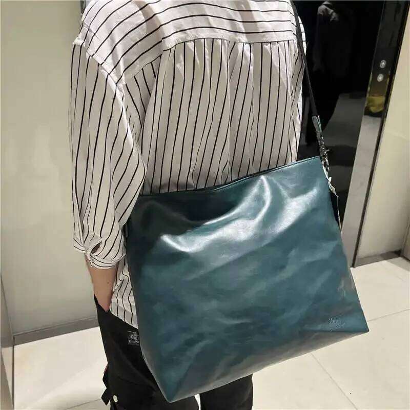 Women's Bags Designer Vintage Street Outdoor Handbag Simple Men's New Large Capacity Commuting Single Shoulder Women's Crossbody Bag