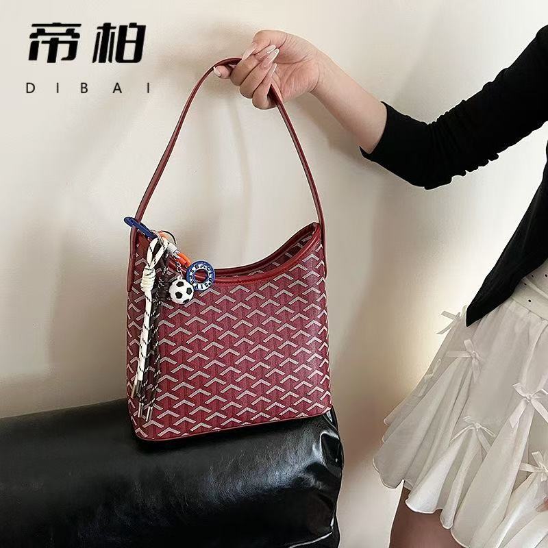 Designer bag shoulder bag tote bag luxurious and fashionable new style small cowhide vegetable basket handbag travel shopping bag large capacity versa