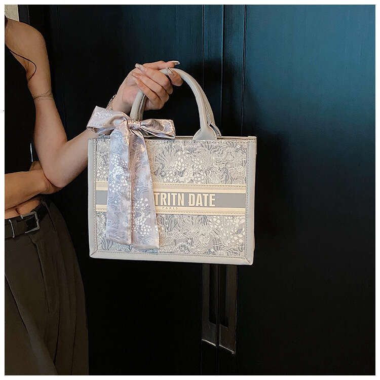 Designer Bag 2025 Women's Bag Fashion Handbag Large Capacity Textured Women's Bag Embroidered Handbag High-end Armpit Bag New Light Luxury W
