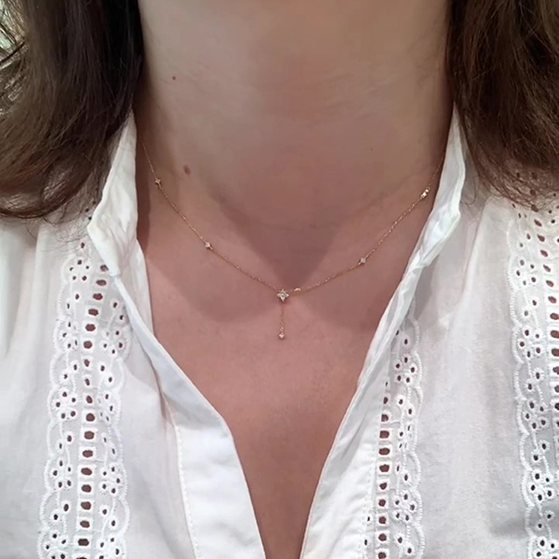 Luxury Fashionable Four Leaf Clover Pendant Necklace Versatile Finery for Women Exquisitely Crafted Textured Chain Light Adornment Elegant Delicate Je