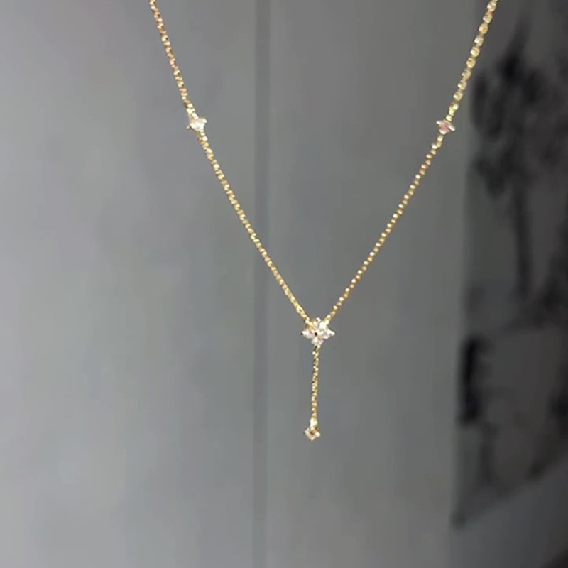 Luxury Fashionable Four Leaf Clover Pendant Necklace Versatile Finery for Women Exquisitely Crafted Textured Chain Light Adornment Elegant Delicate Je