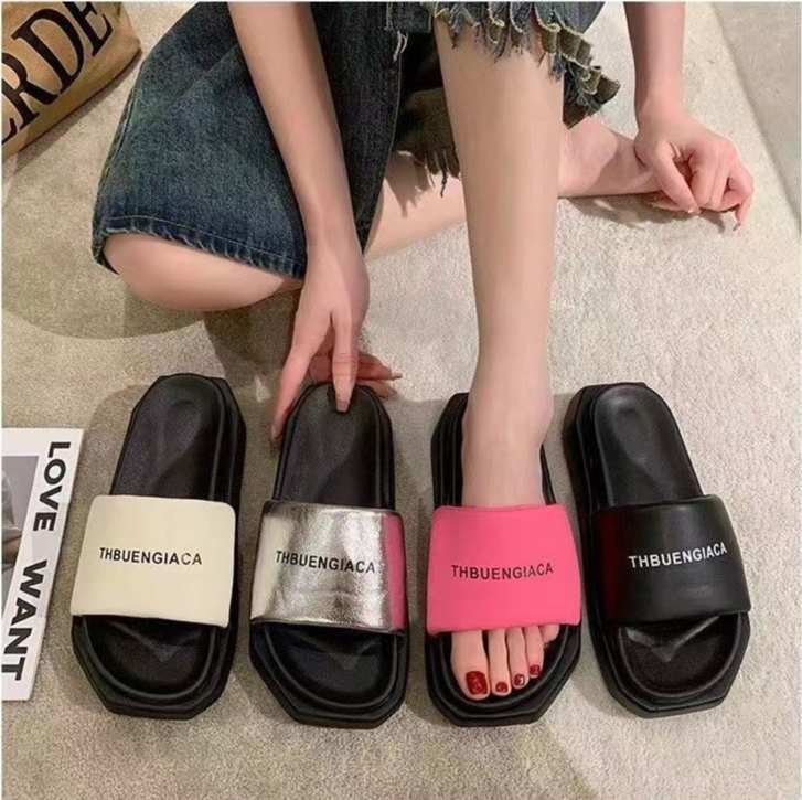 2025 Luxury Design Sandals Slippers New Sandals Fashion Summer Hot Selling Flat Bottom Embroidered Pattern Letter Non slip Sandals1 Size 35-40