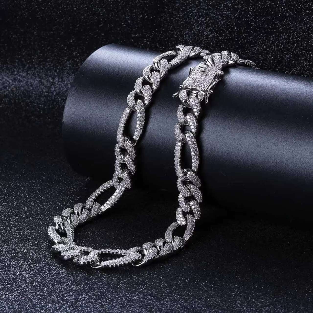 Mens 18K Hip Hop Luxury Cuban Link Chain Necklace 10mm Moissanite with Flooded Ice Classic Style Trendy and for Gift