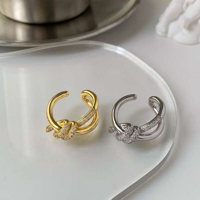 An InS-style knot ring with exquisite pretzels that don't look the same as others, a gentle and elegant commuter girl