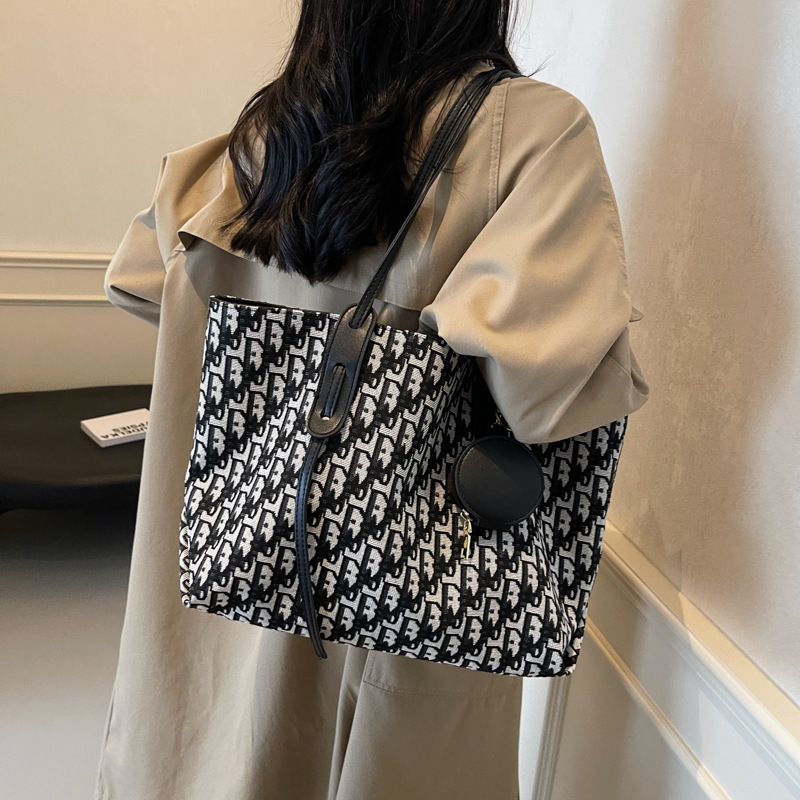A new women's 2024 autumn and winter collection with a zipper single-shoulder bag, featuring a trendy retro fashion and a large-capacity knitted high-end tote bag