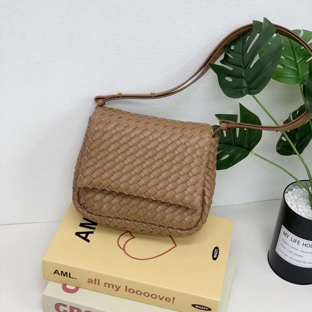 Designer luxury leather woven small square simple versatile clamshell horizontal cowhide fashion shoulder messenger bag