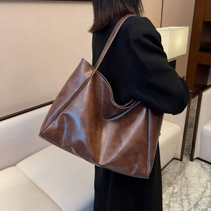 Ladies Fashion Large Bag Commuter Womens Bag New Oil Leather Hundred Handbag Large Capacity Shoulder Bag Girls Tote BagXJ250627