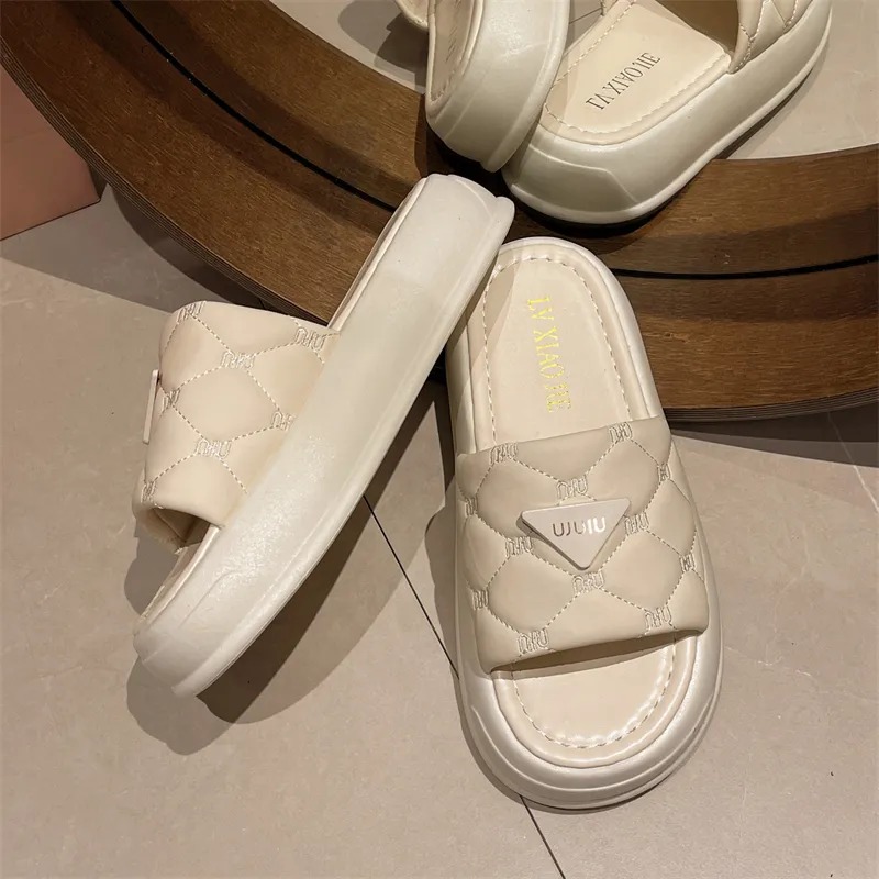 designer Slippers new 2025 summer breathable and comfortable Sport sandals Casual Vintage Scuffs for woman white