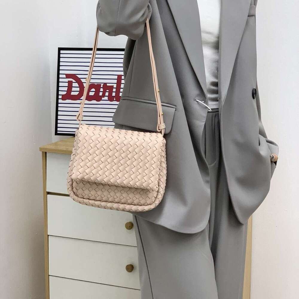 Designer luxury leather woven small square simple versatile clamshell horizontal cowhide fashion shoulder messenger bag