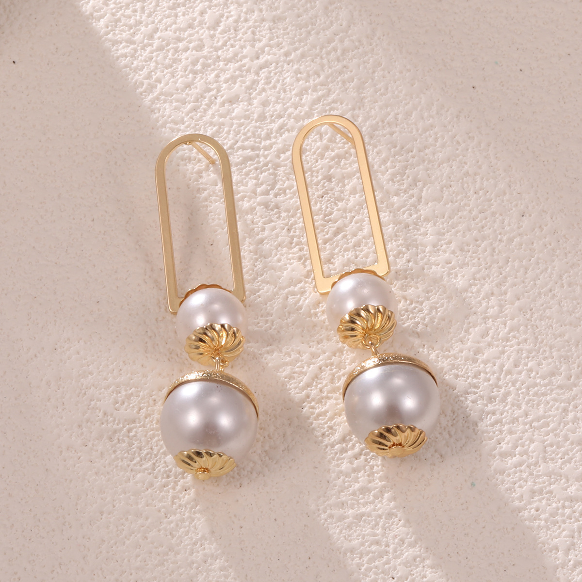 Free shipping designer jewelry European and American Jewelry INS French High Fashion Elegant Exquisite Retro Pearl Shell Light Luxury Earrings