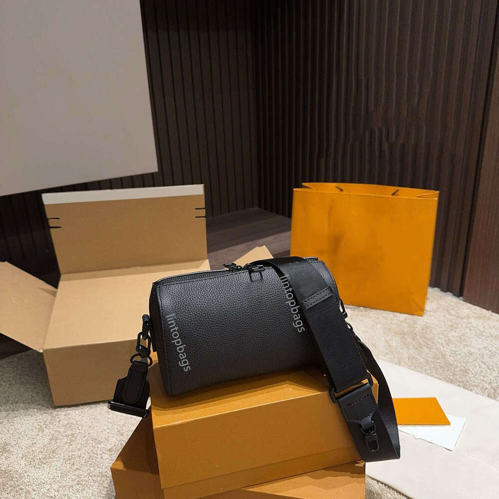 Luxury Designer Men's Messenger Bag Work Bag Shoulder Bag Fashion Crossbody Bag Pillow Bag Leisure Bag Camera Bag Sports Bag Phone Bag Chest Bag Travel Bag