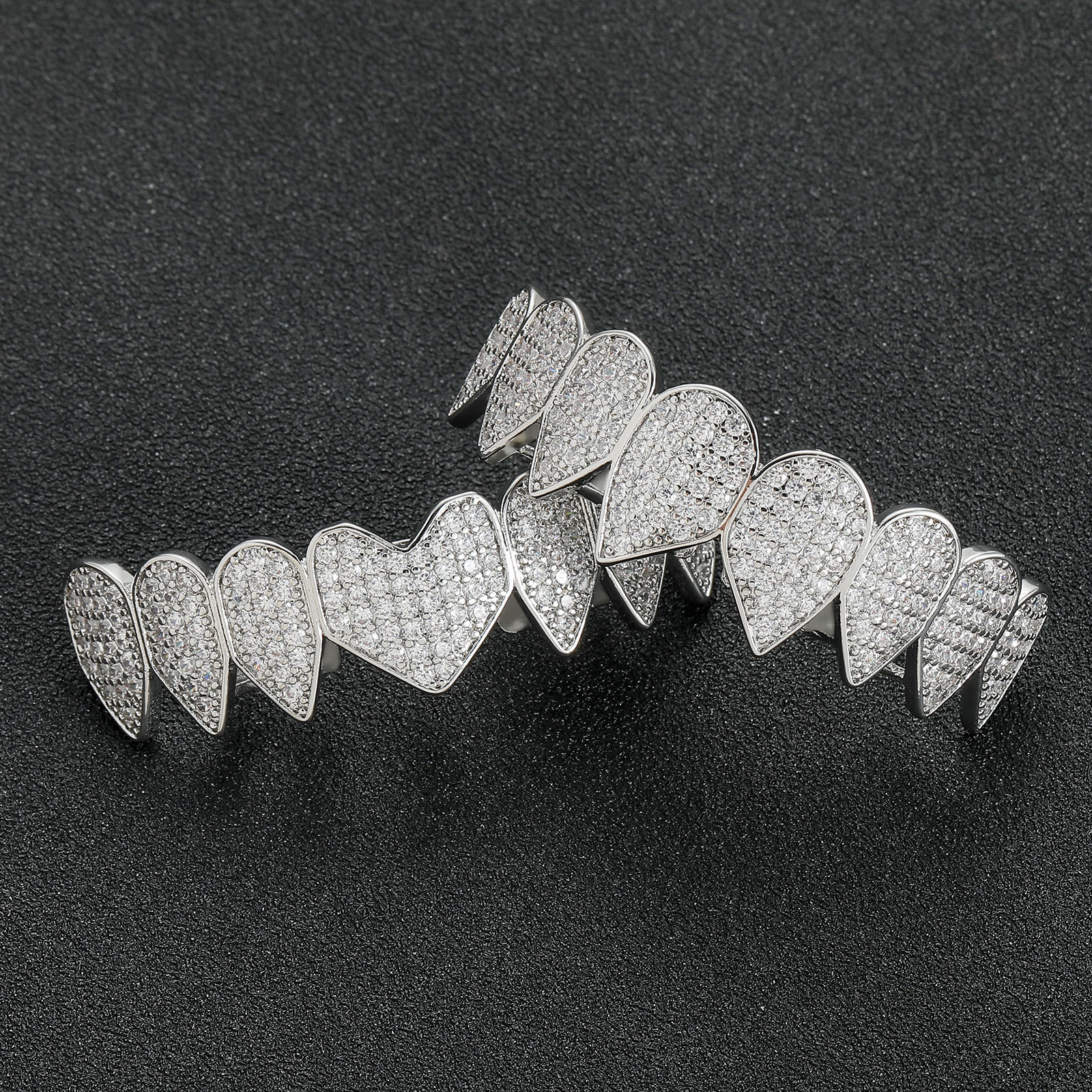 New Arrival Trendy 8-teeth Heart-shaped Diamond-encrusted Luxury Hip Hop Halloween Tooth Grillz Accessories