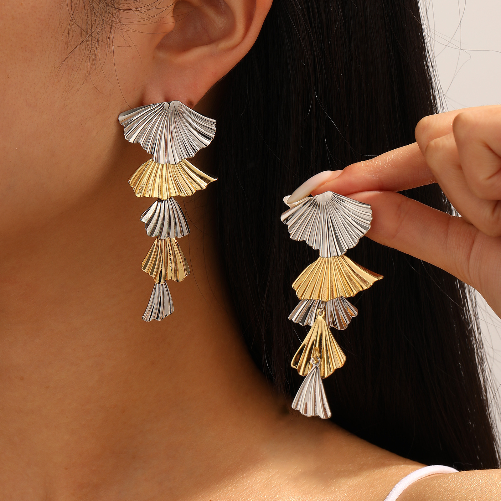 Free shipping designer jewelry Exaggerated Earrings with High-end Feel Gold Ginkgo Leaf Tassel Drop Earrings Fashion Accessories Niche Design Ear Jewe