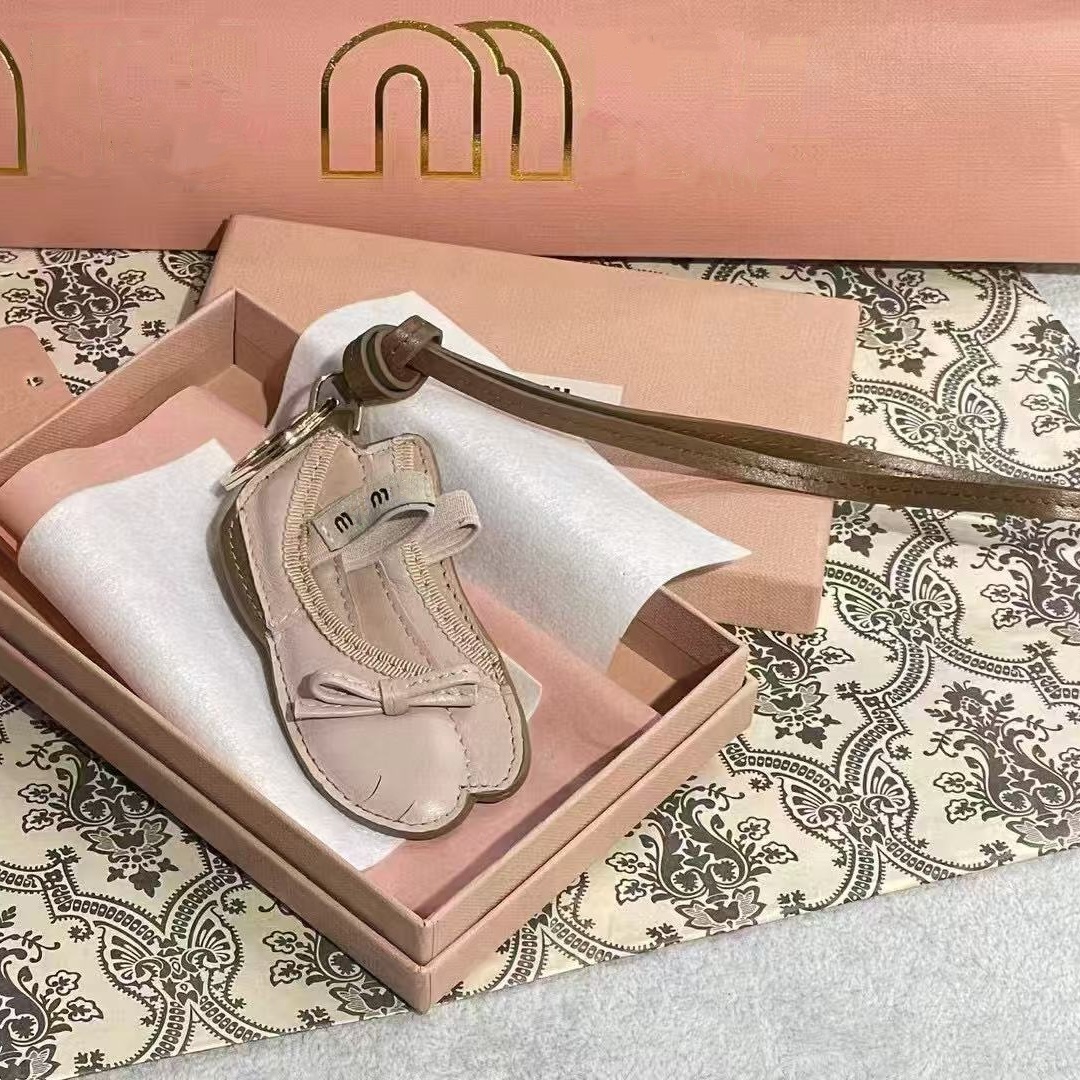 Keychains Lanyards M New Brand Mini Ballet Shoe Bag Charm Genuine Leather Blue Shirt Cardigan Skirt Niche Design Bag Pendant Personty Shoe Charm dhgat