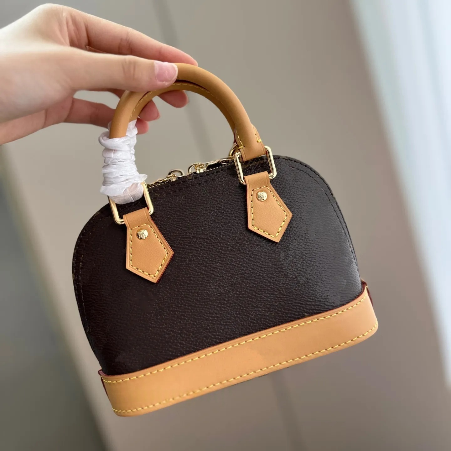 Luxurys Designers Shell bags With Lock Bb 25cm Fashion Women Shoulder Messenger Bag Leather Handbags Ladies Cosmetic Crossbody Totes Wallet Purse Luxury Bag women