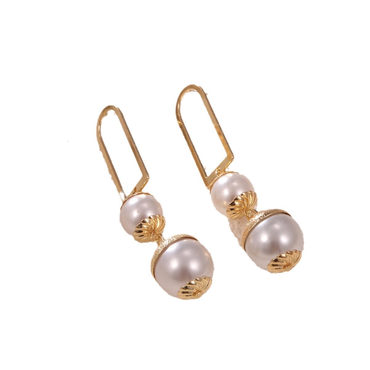 Free shipping designer jewelry European and American Jewelry INS French High Fashion Elegant Exquisite Retro Pearl Shell Light Luxury Earrings