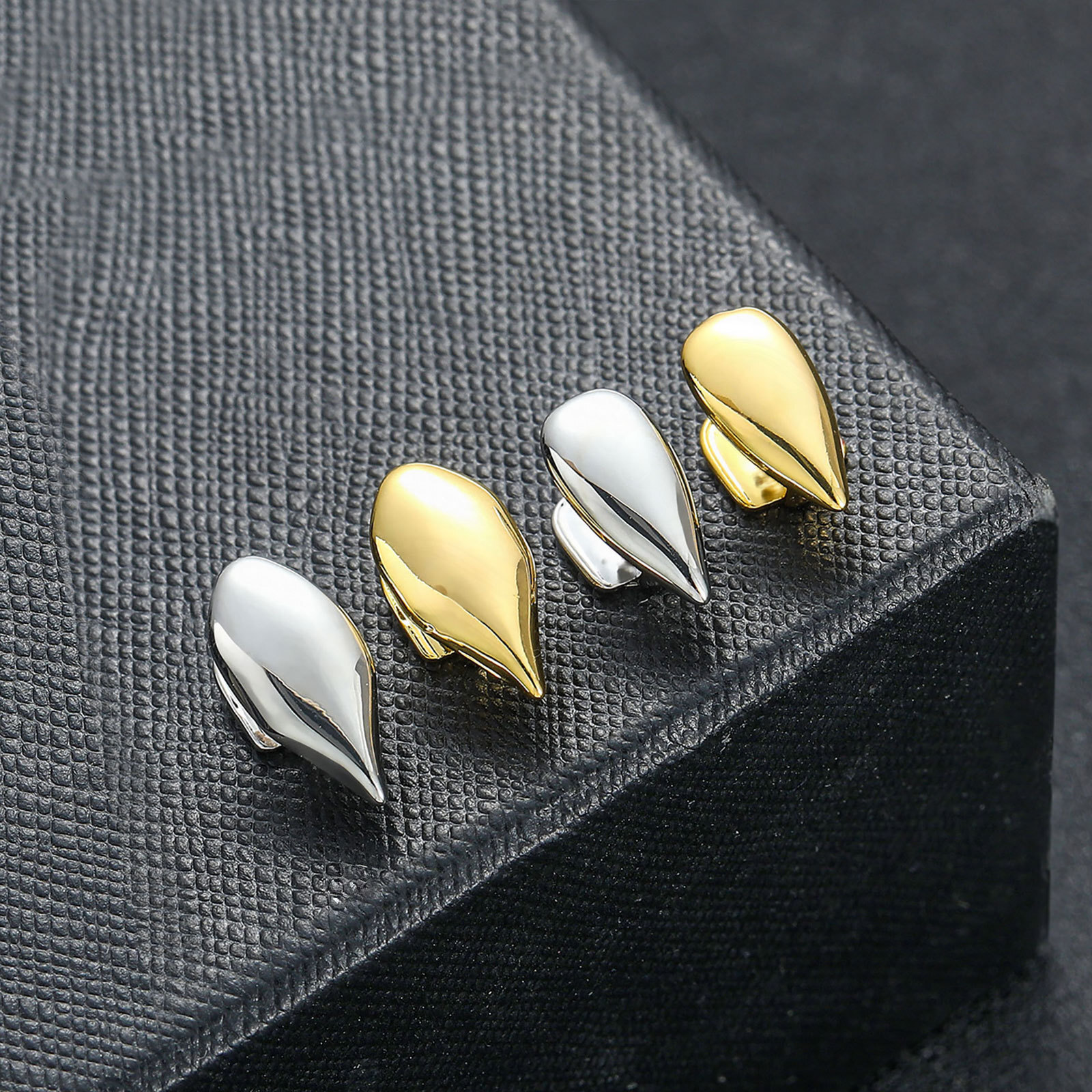 Halloween Playful Vampire Fangs 18k Solid Gold Electroplated Single Baby Tooth Grillz Unisex Quirky Cosplay Party Fashion Accessories