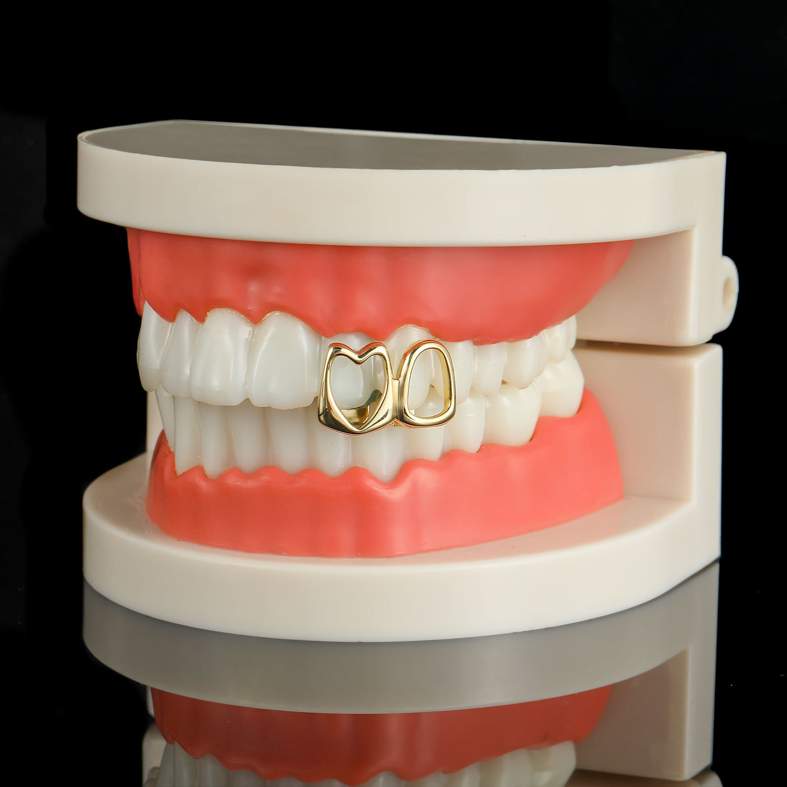 New Arrival 18K Gold Plated Iced Out 2 Tooth Heart Hollow Hip Hop Grillz Halloween Unique Creative High Quality Accessory