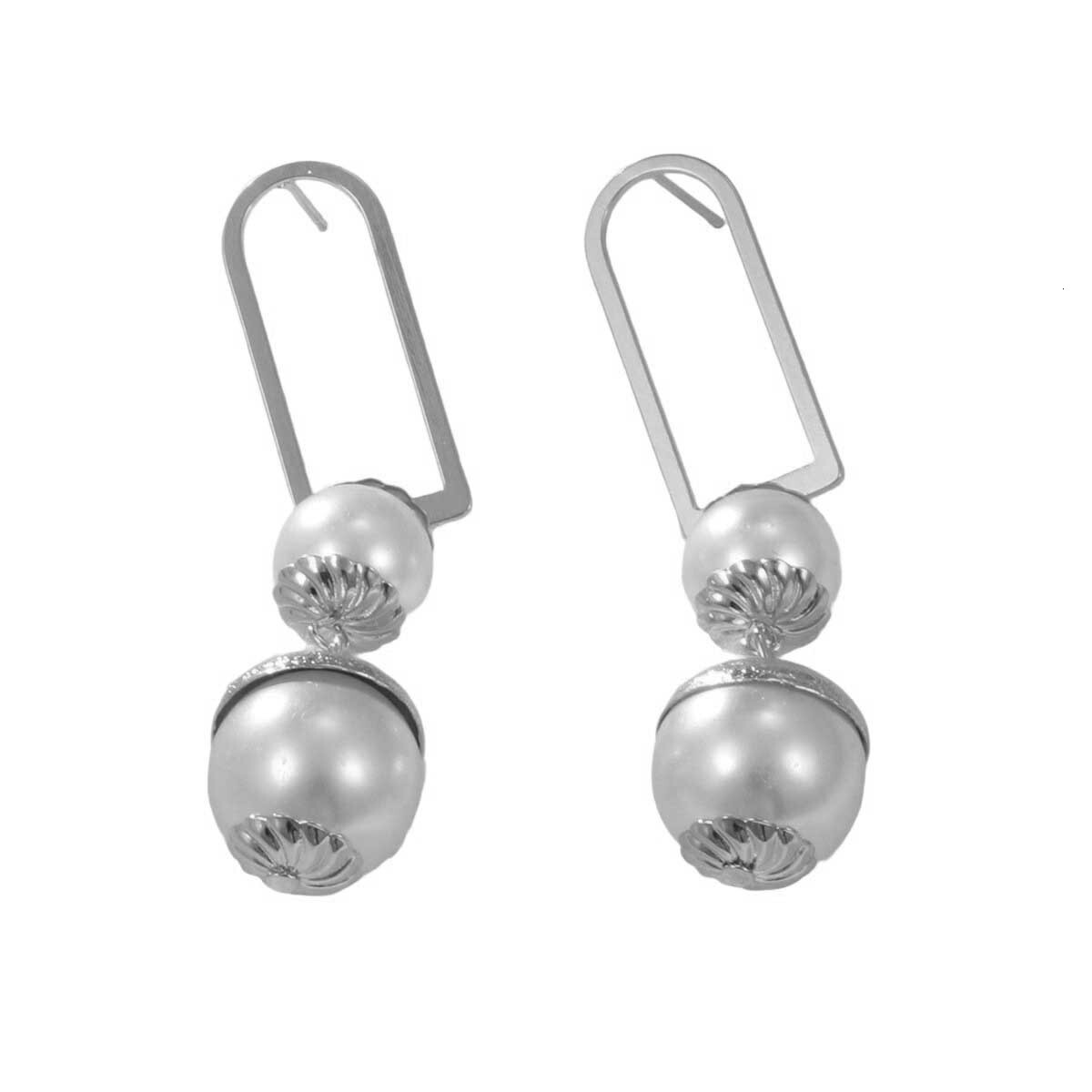 Free shipping designer jewelry European and American Jewelry INS French High Fashion Elegant Exquisite Retro Pearl Shell Light Luxury Earrings