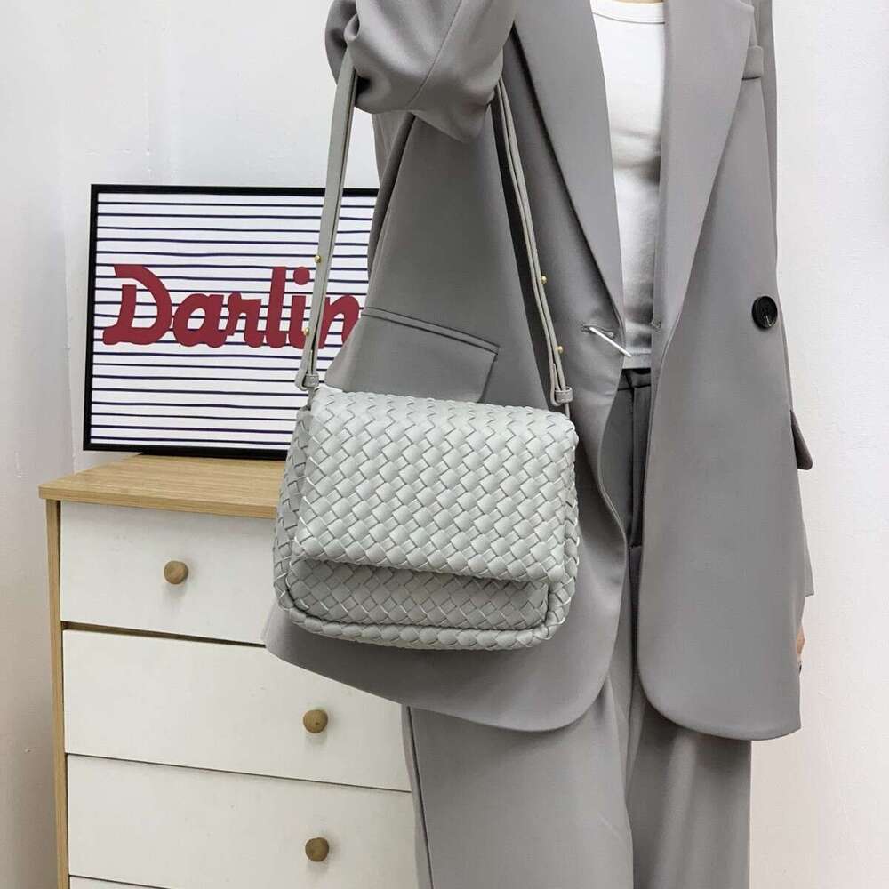 Designer luxury leather woven small square simple versatile clamshell horizontal cowhide fashion shoulder messenger bag