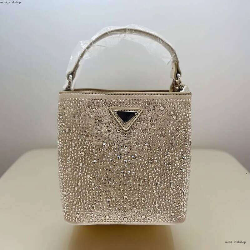 Ladies' Genuine Leather Shoulder Bag For Bucket Full Diamond Women 2025 New Fashion High-End Rhinestone Handbag Light Luxury Crossbody Bag adc