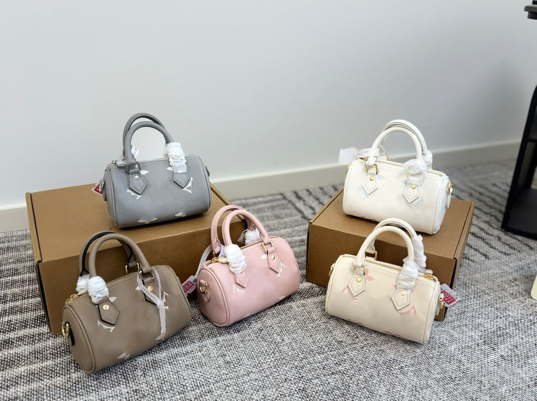 The 10A pillow bag is a versatile and fashionable item with an extremely high level of appearance. It is a must-have for girls. Size :16 X10cm