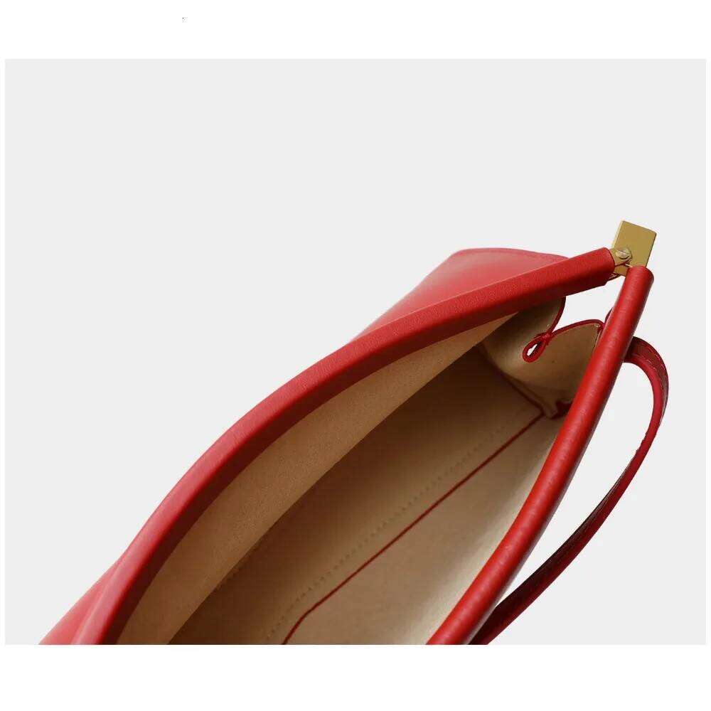 Women's Bags Designer French Niche Design Cowhide Clip High-End Fashion Versatile Baguette Single Shoulder Underarm Commuter Bag Temperament