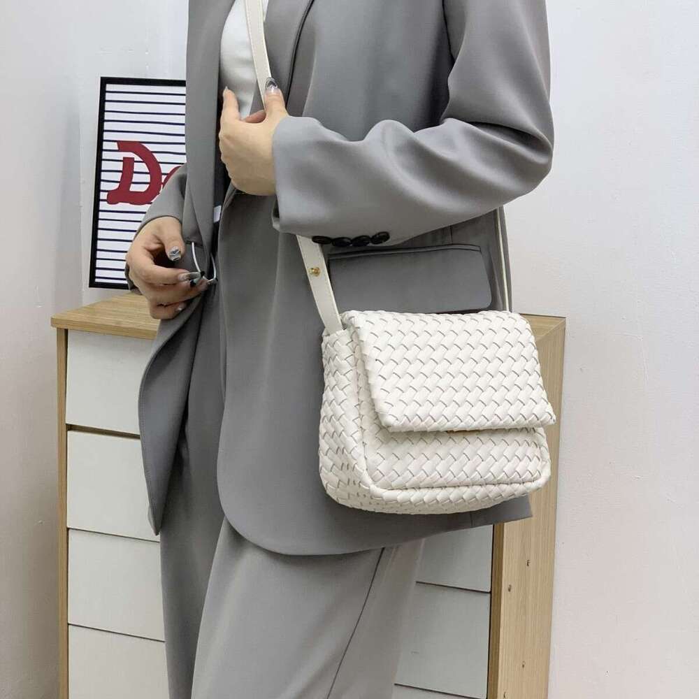Designer luxury leather woven small square simple versatile clamshell horizontal cowhide fashion shoulder messenger bag