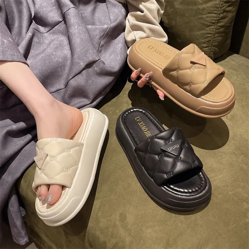 designer Slippers new 2025 summer breathable and comfortable Sport sandals Casual Vintage Scuffs for woman white