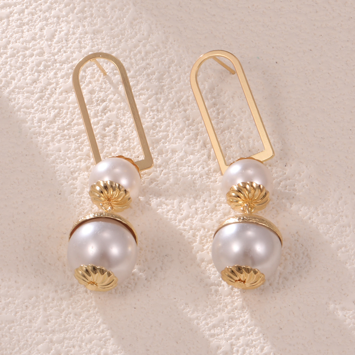 Free shipping designer jewelry European and American Jewelry INS French High Fashion Elegant Exquisite Retro Pearl Shell Light Luxury Earrings
