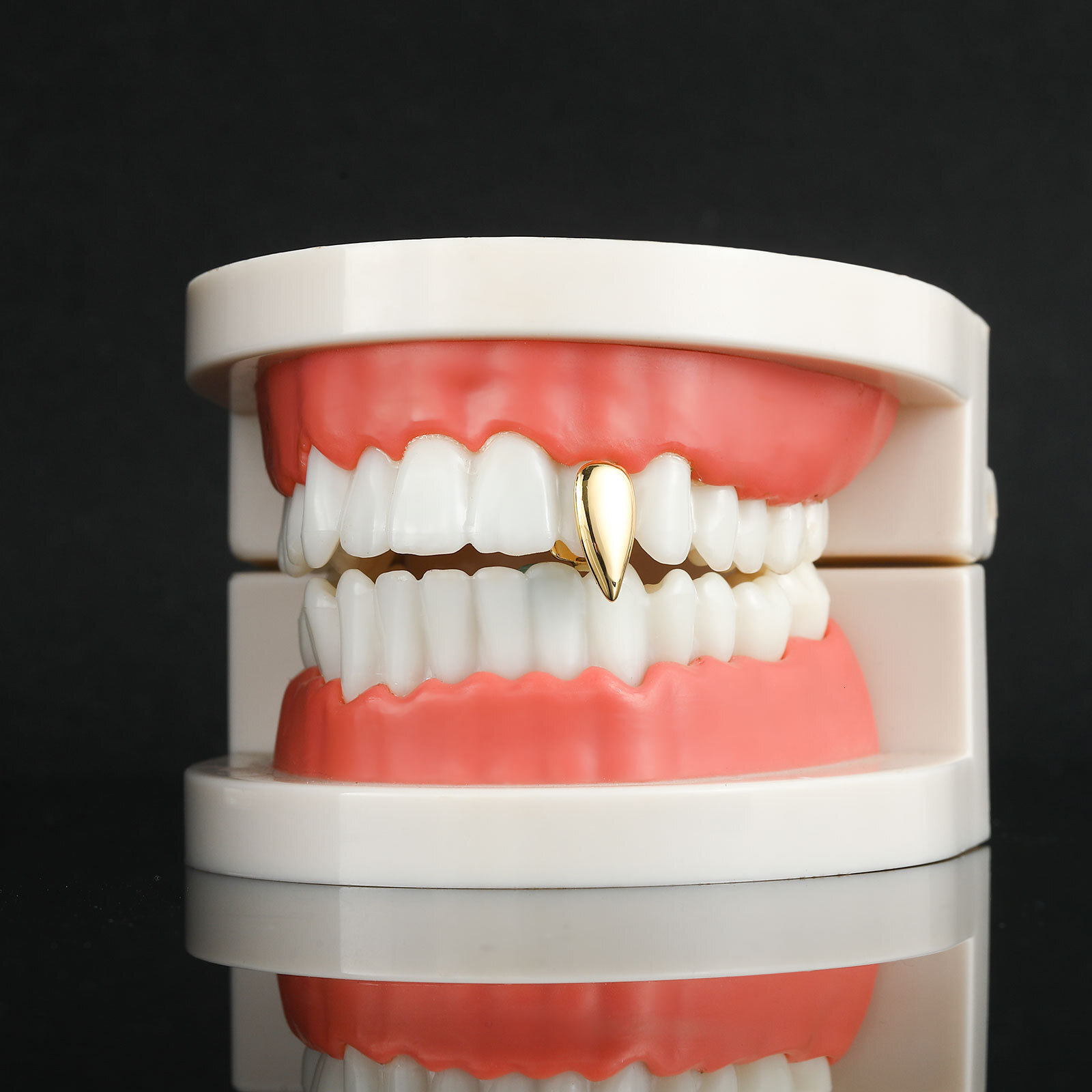 Halloween Playful Vampire Fangs 18k Solid Gold Electroplated Single Baby Tooth Grillz Unisex Quirky Cosplay Party Fashion Accessories