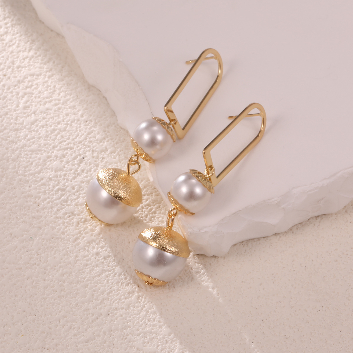 Free shipping designer jewelry European and American Jewelry INS French High Fashion Elegant Exquisite Retro Pearl Shell Light Luxury Earrings