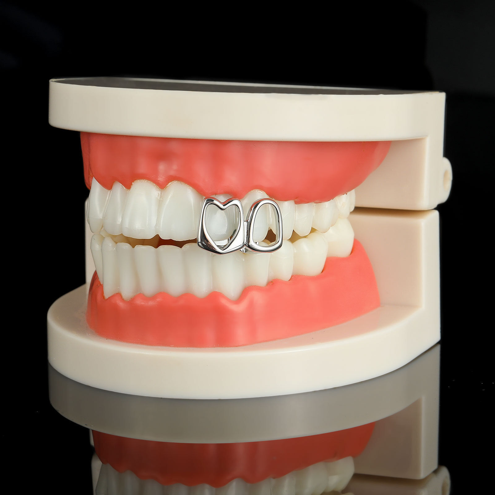 New Arrival 18K Gold Plated Iced Out 2 Tooth Heart Hollow Hip Hop Grillz Halloween Unique Creative High Quality Accessory