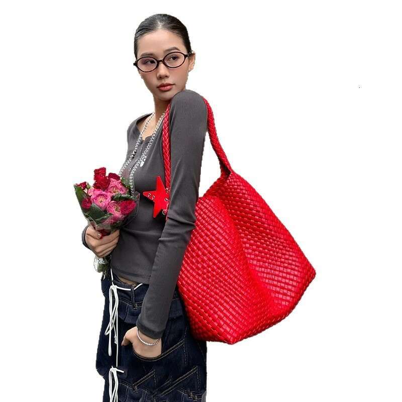 Free shipping fashion designer bag Luxury bag Red Handwoven Bucket Women's Handbag Commuter Underarm Shoulder Large Capacity Tote Bag
