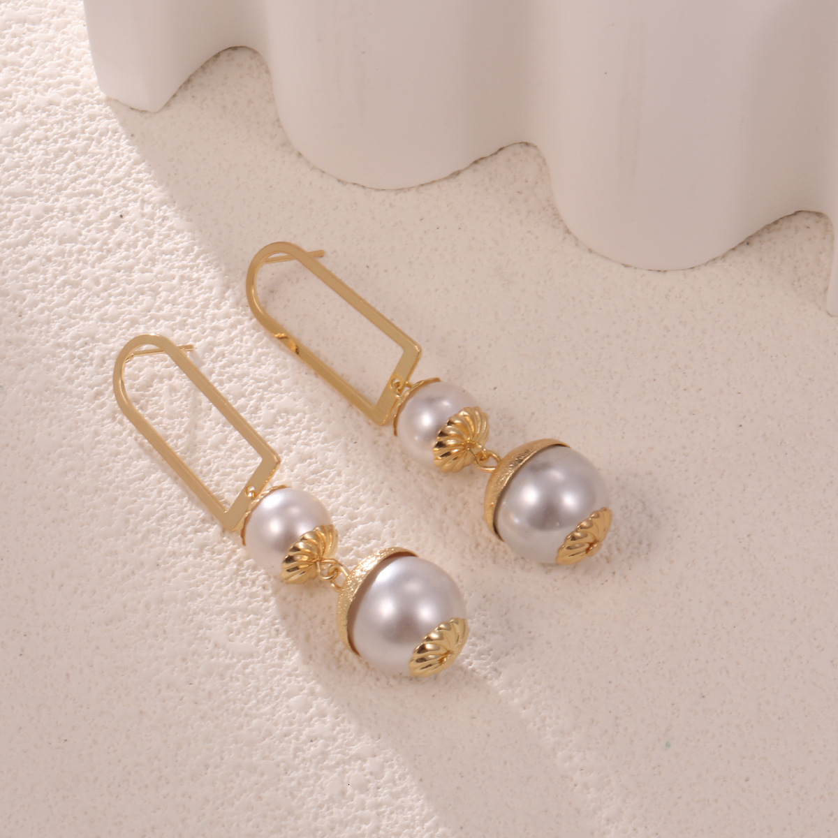 Free shipping designer jewelry European and American Jewelry INS French High Fashion Elegant Exquisite Retro Pearl Shell Light Luxury Earrings