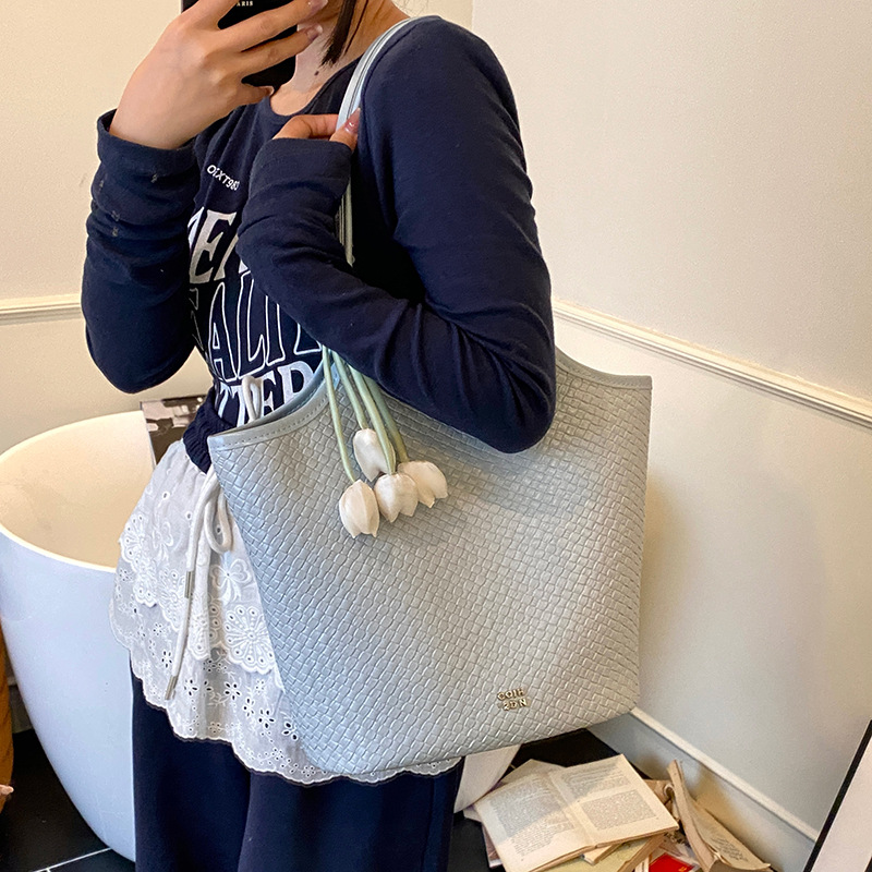 Women's large shoulder bag summer new versatile commuter bag Underarm bag this year is popular tote bag