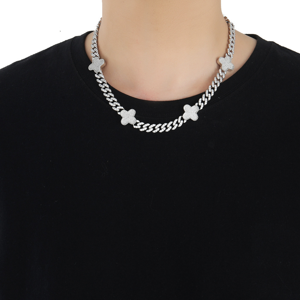 Stylish Simple Clover Necklace for Women Iced Out Luxury Versatile Choker Accessory Hip Hop Bling Bling Luxury Accessory Pass the diamond tester