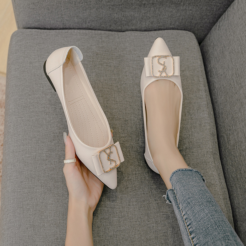hot free shipping designer sandals for woman fashion New pointed casual flat sole comfortable shoes black white