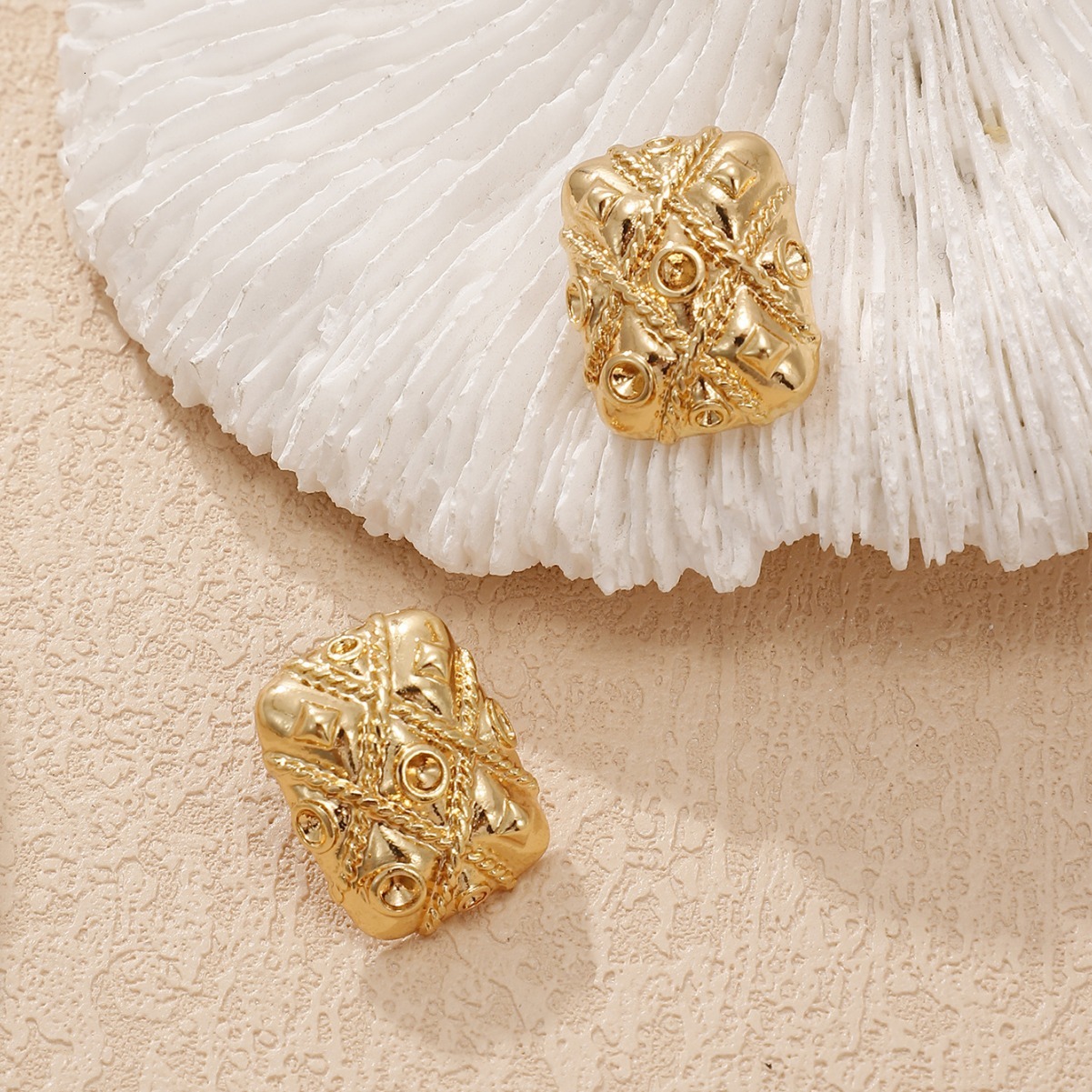 Free shipping designer jewelry Fashion Accessories Commuting French Retro Alloy Earrings Trendy High-end Niche Earrings